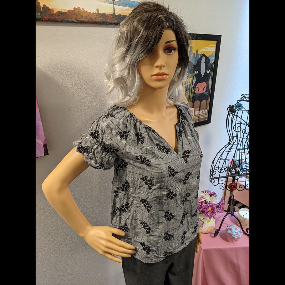 Ann Taylor Loose Fit Gray Blouse w/ Black Flowers Size XXS Petite - Picture 2 of 7